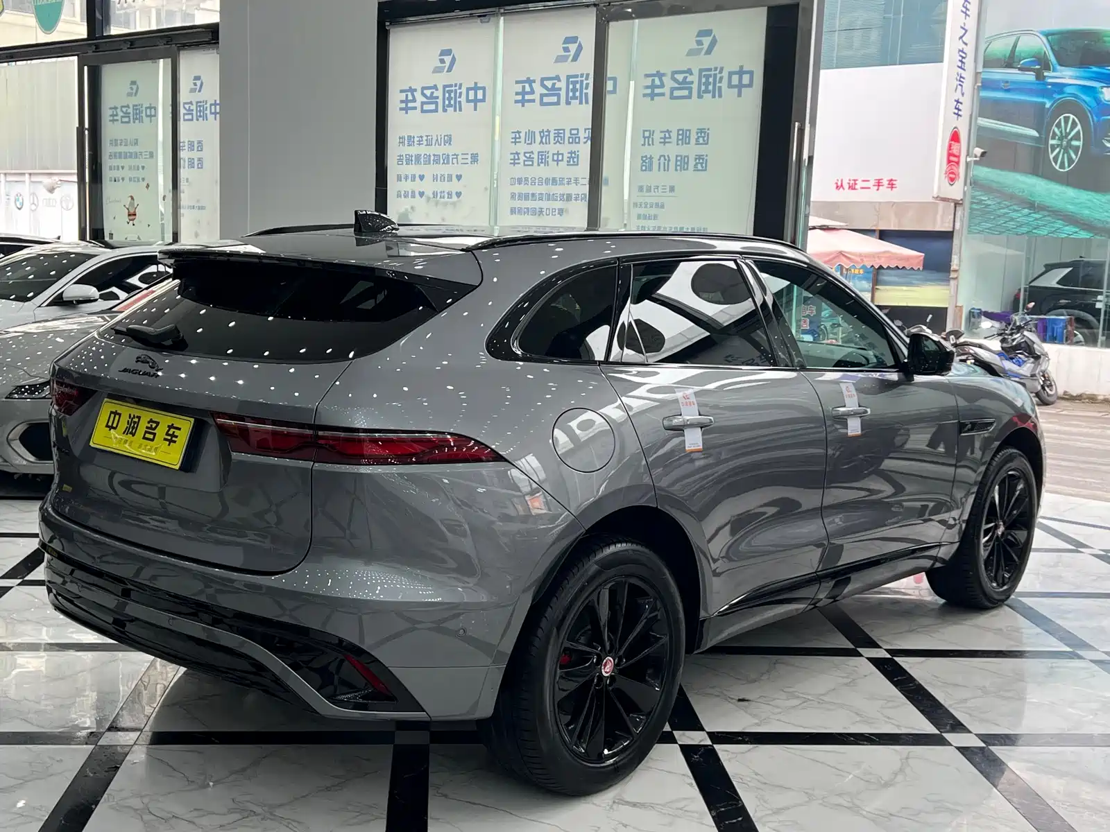 Фото 17 - Jaguar F-PACE