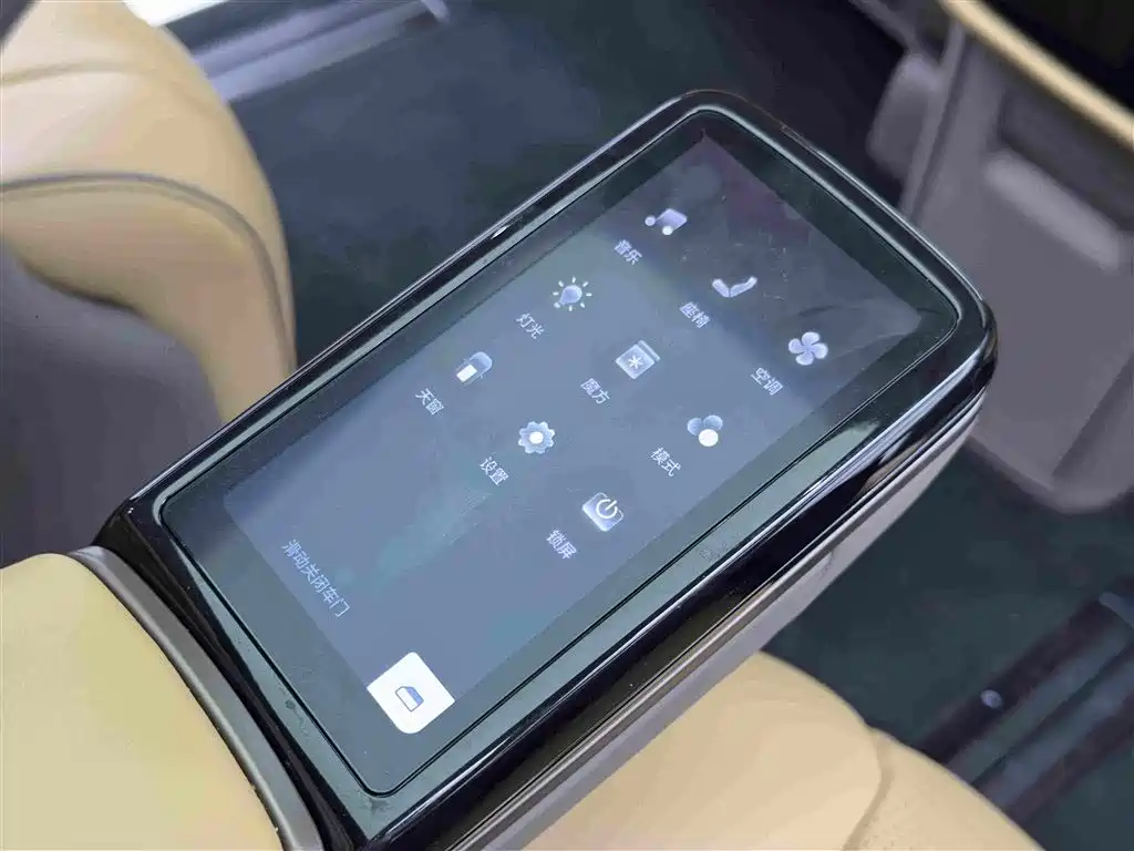 Denza D9 2023 2022 DM-i 970 AWD Flagship