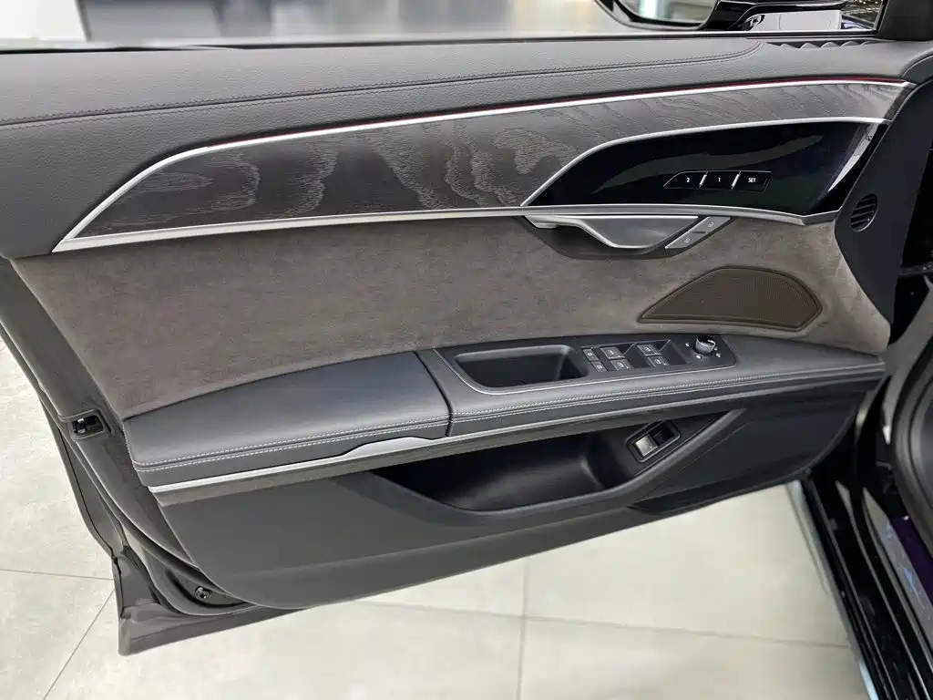 Photo 6 - Audi A8