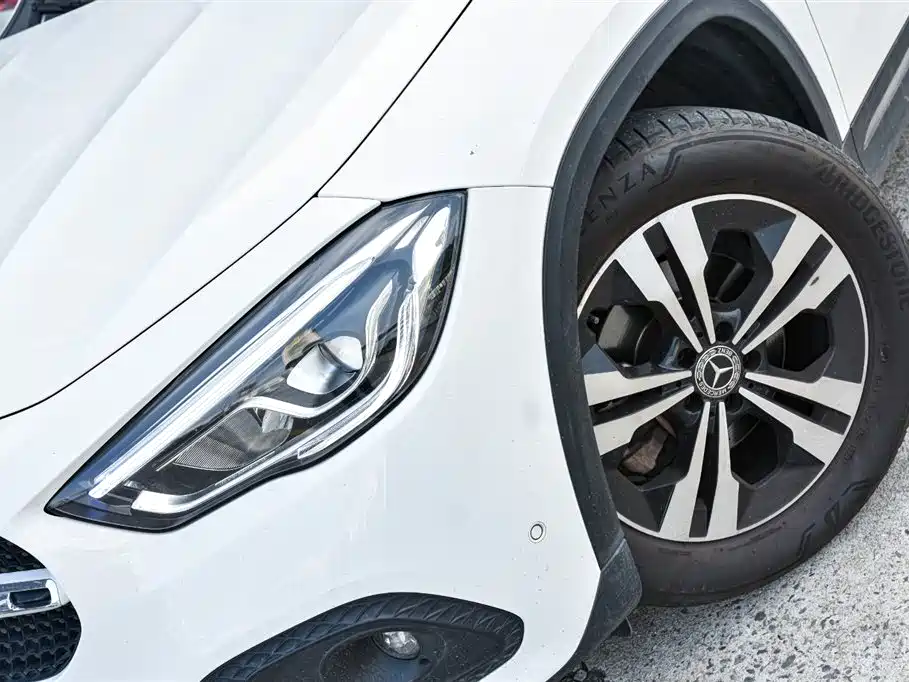 MERCEDES-BENZ GLA
