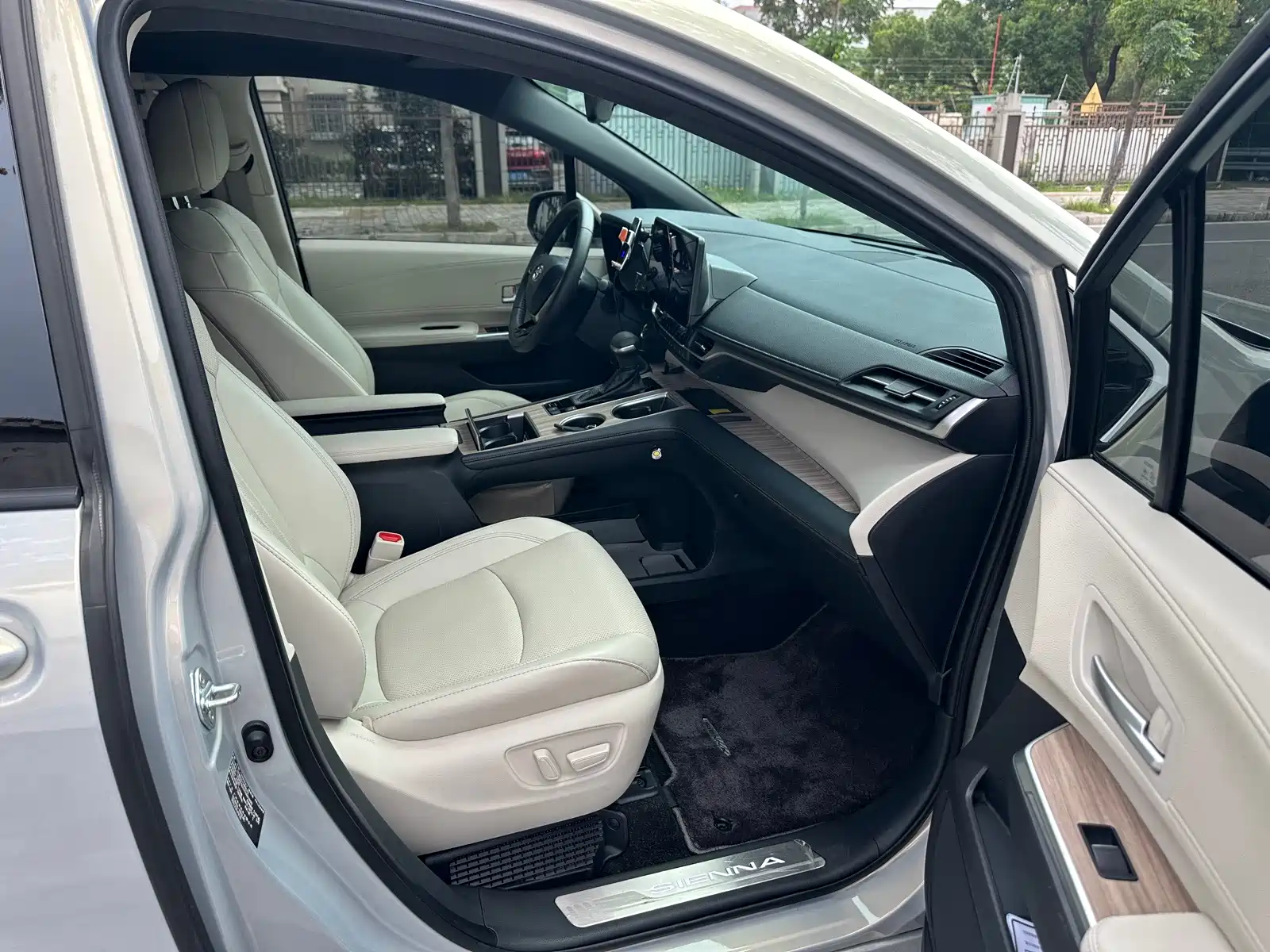 صورة 15 - Toyota Sienna