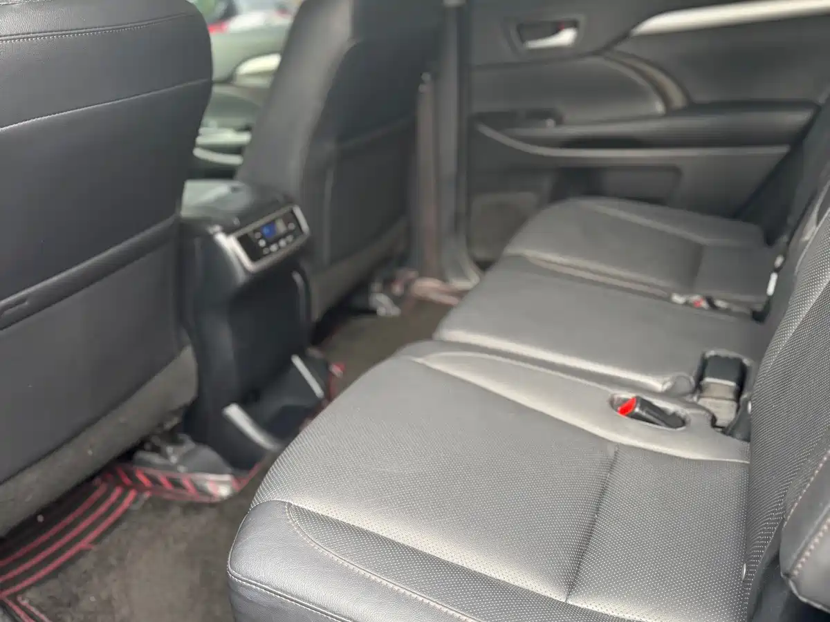 Photo 9 - Toyota Highlander
