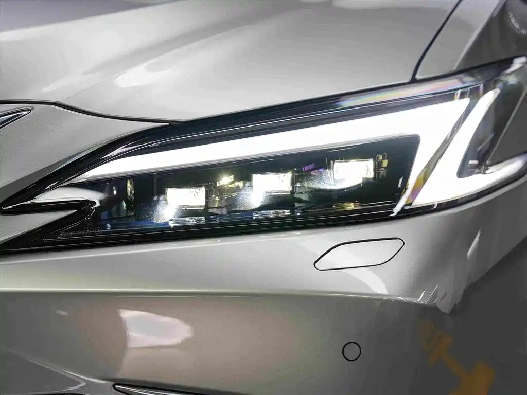 Lexus ES 2026 2025 200 Ultimate Edition
