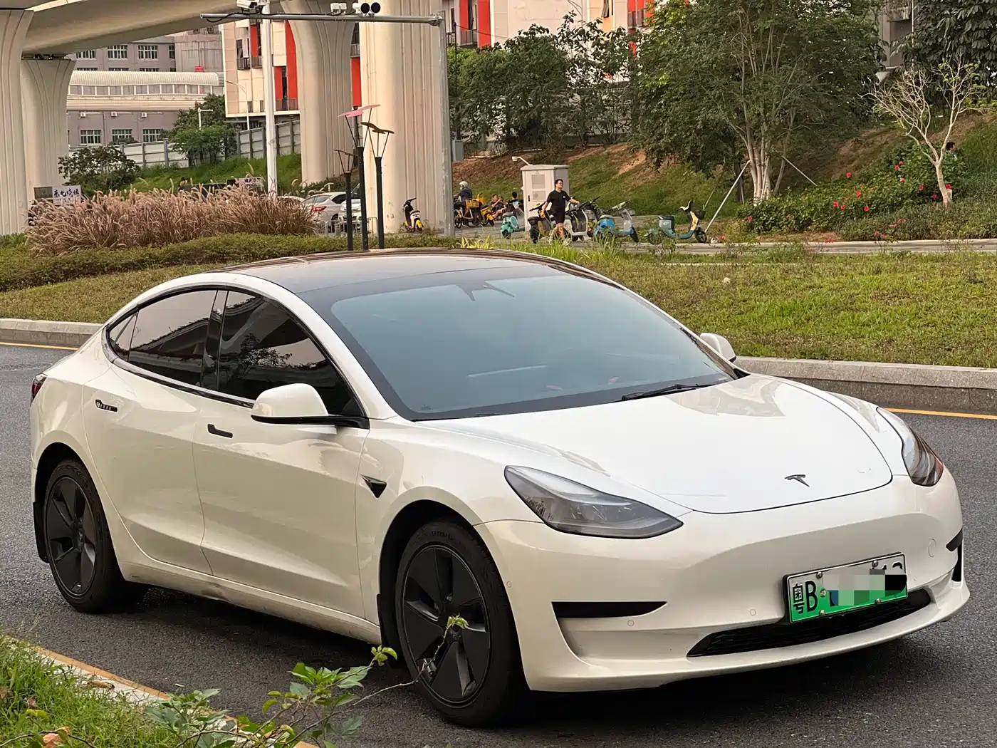 TESLA MODEL 3