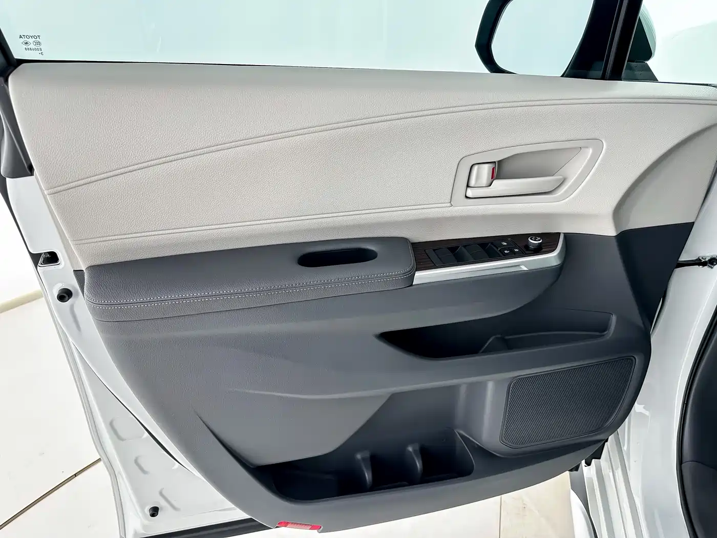 Toyota Granvia 2023 2.5L Hybrid Comfort Edition фото 8