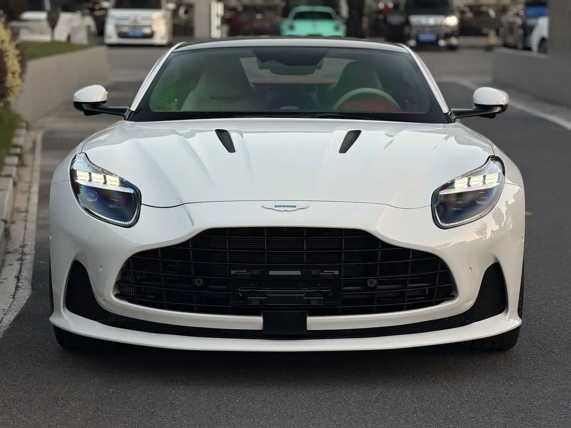 Фото 4 - Aston Martin DB12