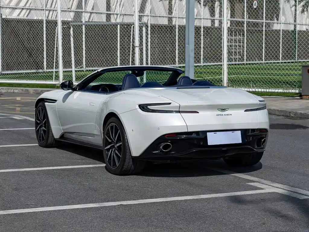 Фото 6 - Aston Martin DB11