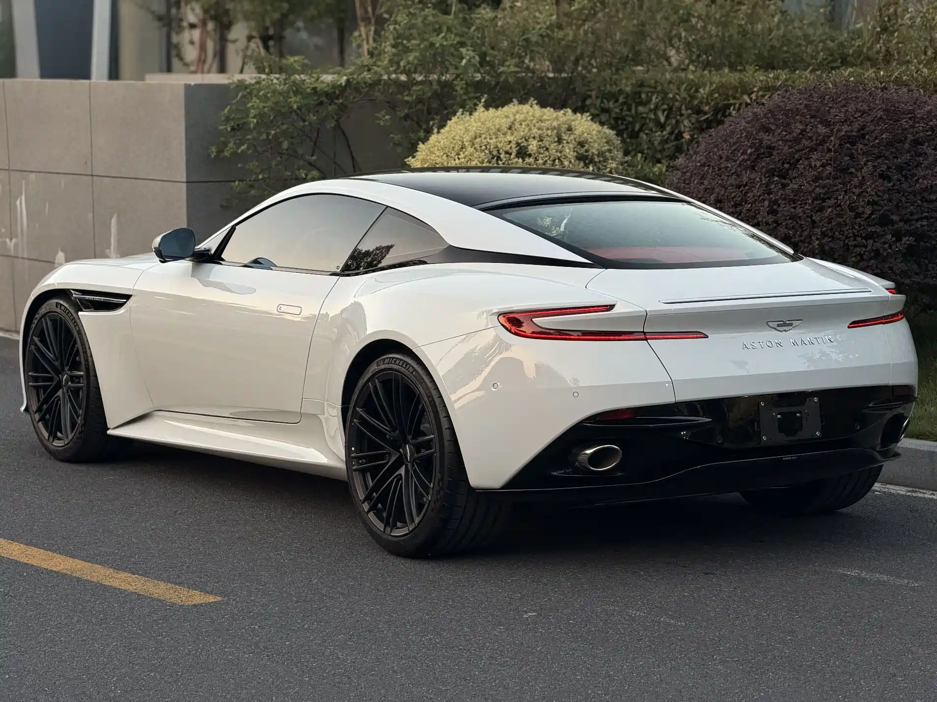 Фото 3 - Aston Martin DB12