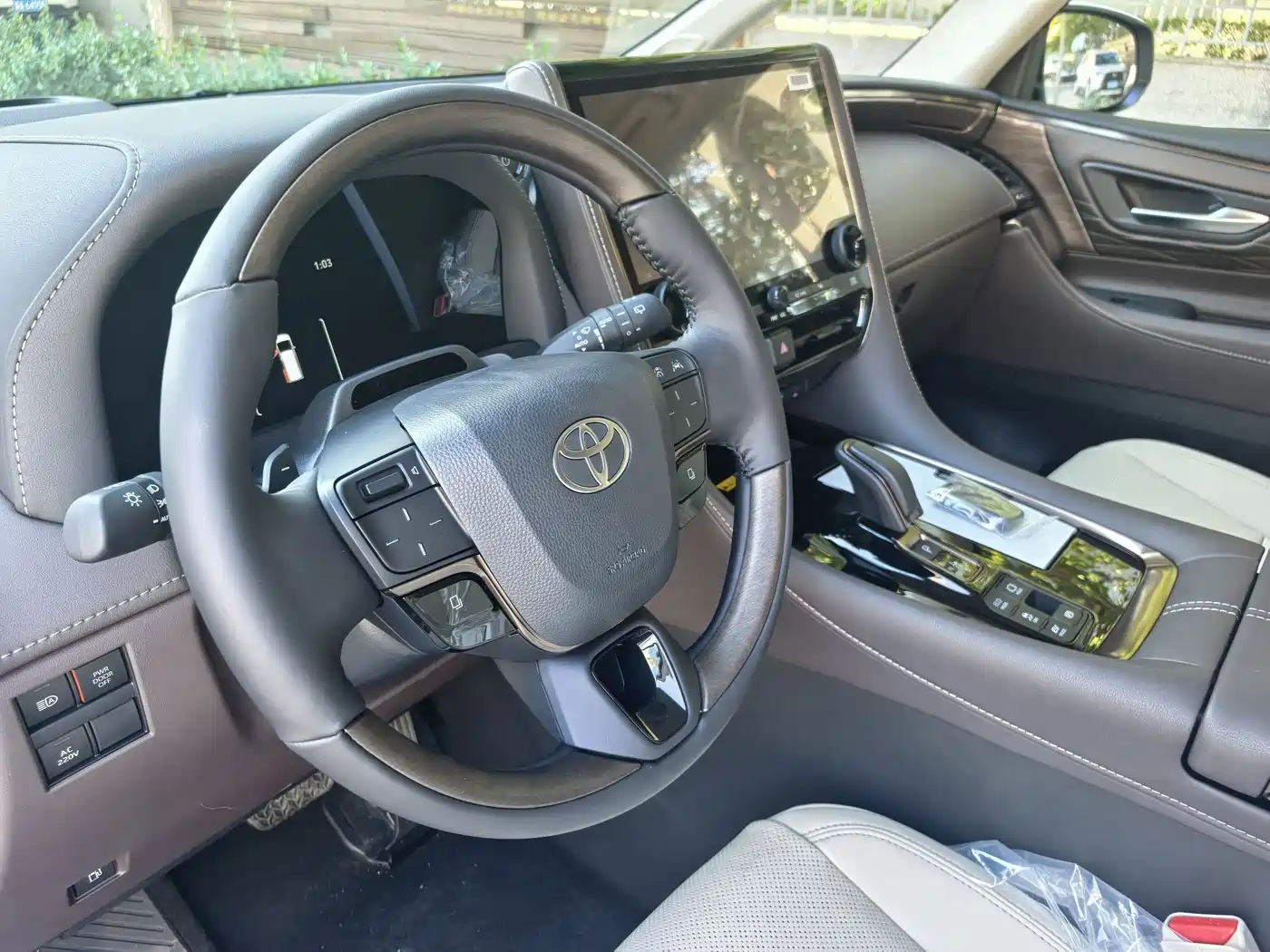 Toyota Alphard 2025 Hybrid 2.5L Ultimate Gold Edition фото 13
