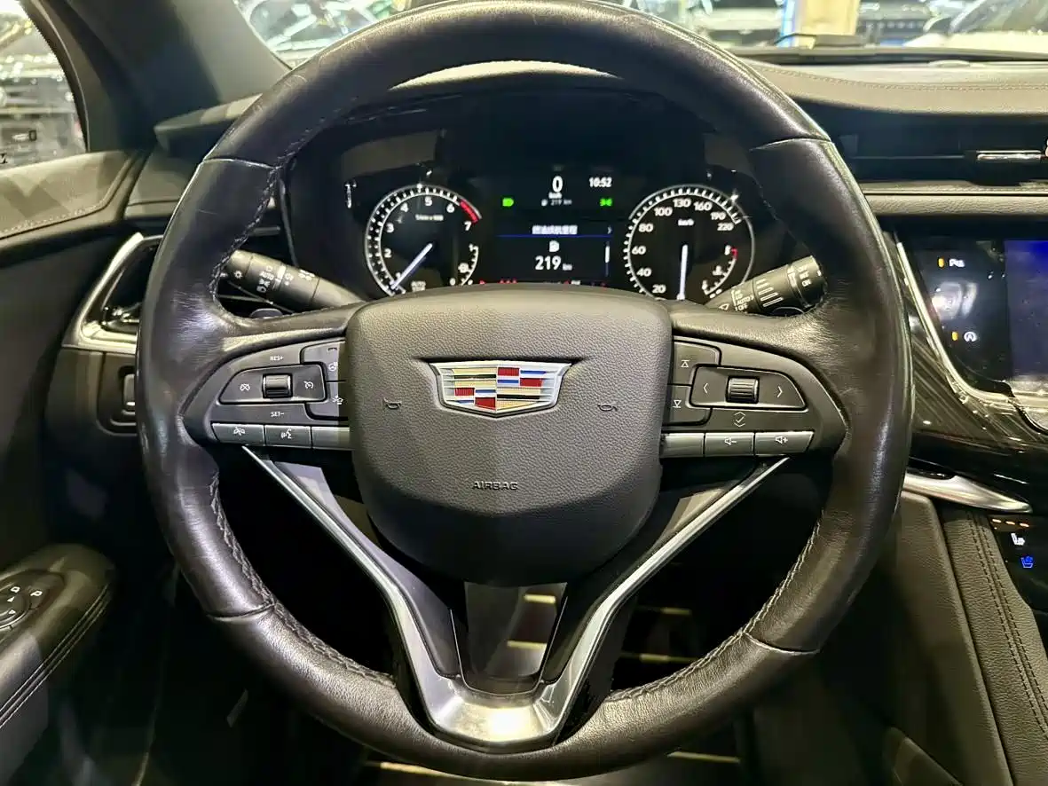 Photo 8 - Cadillac XT6