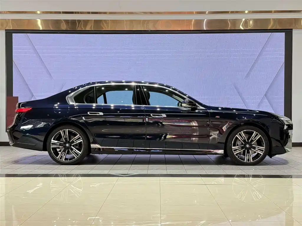 BMW 7 Series 2023 Model 740Li Leading M Sport Package фото 7