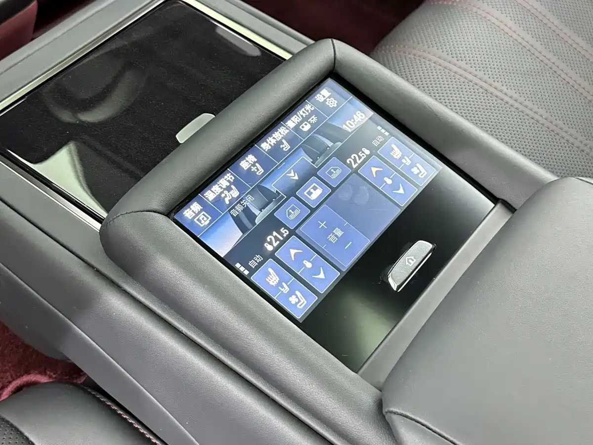 Фото 24 - Lexus LS