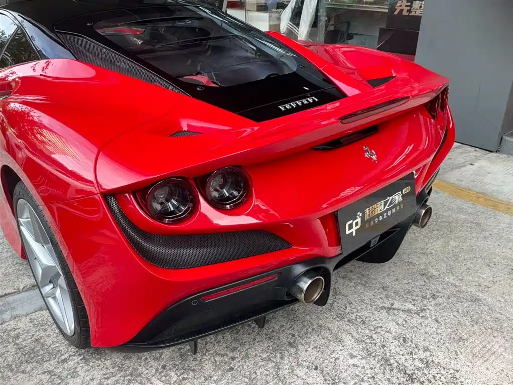 FERRARI F8