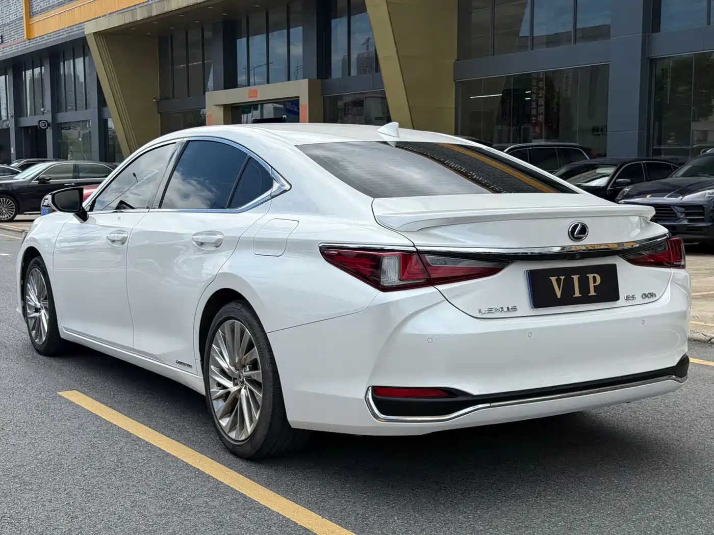Фото 9 - Lexus ES