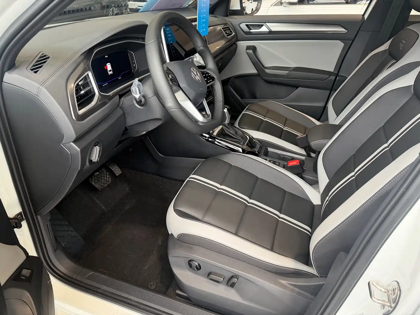 Volkswagen T-ROC 2026 300TSI DSG 2WD Morning Light Edition фото 8