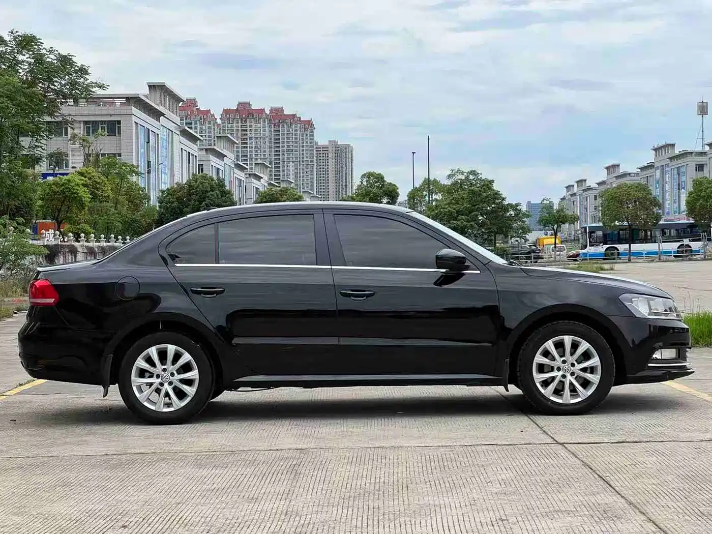 Volkswagen Lavida 2015 1.6L Automatic Comfort Edition фото 18