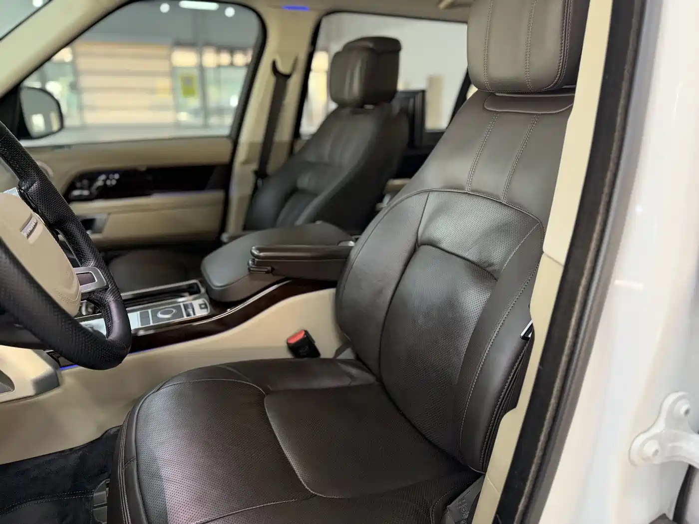 Land Rover Range Rover 2022 3.0 L6 400PS Heritage Extended Classic Edition фото 10