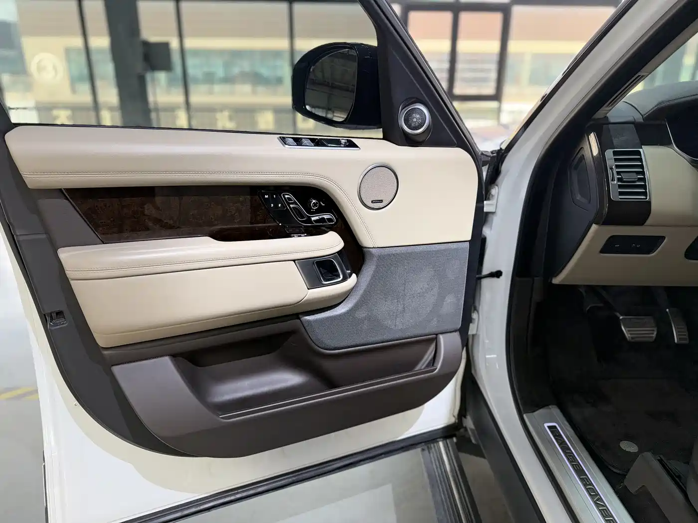 Land Rover Range Rover 2022 3.0 L6 400PS Heritage Extended Classic Edition фото 16