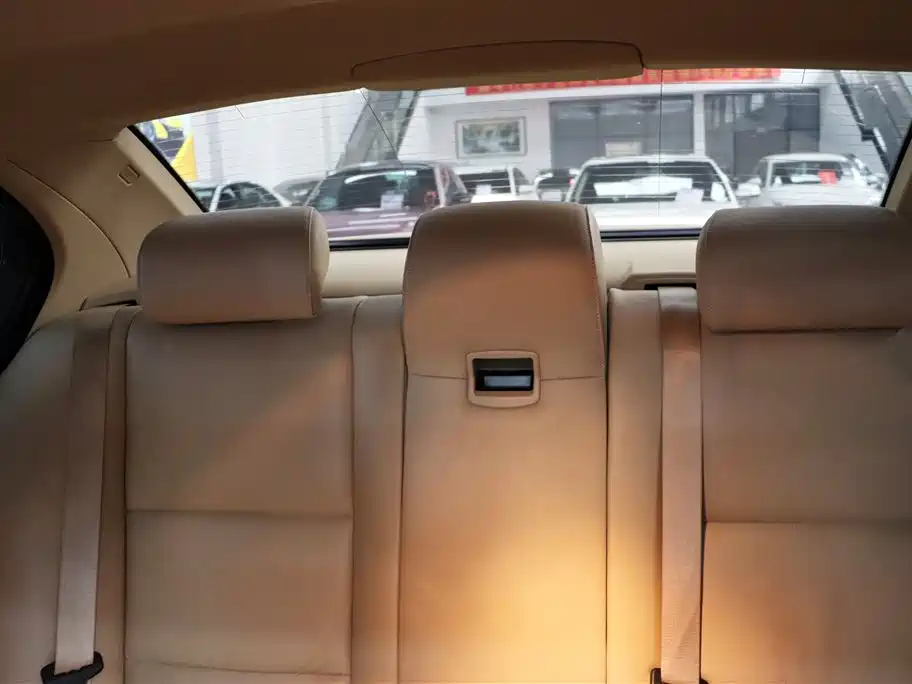 BMW 5 Series 2010 520Li Leading фото 21