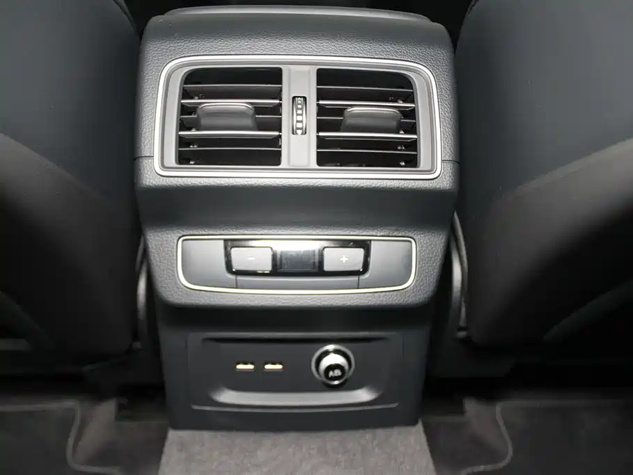 Audi Q5L 2025 45th Anniversary Edition 45 TFSI Luxury Sport фото 10