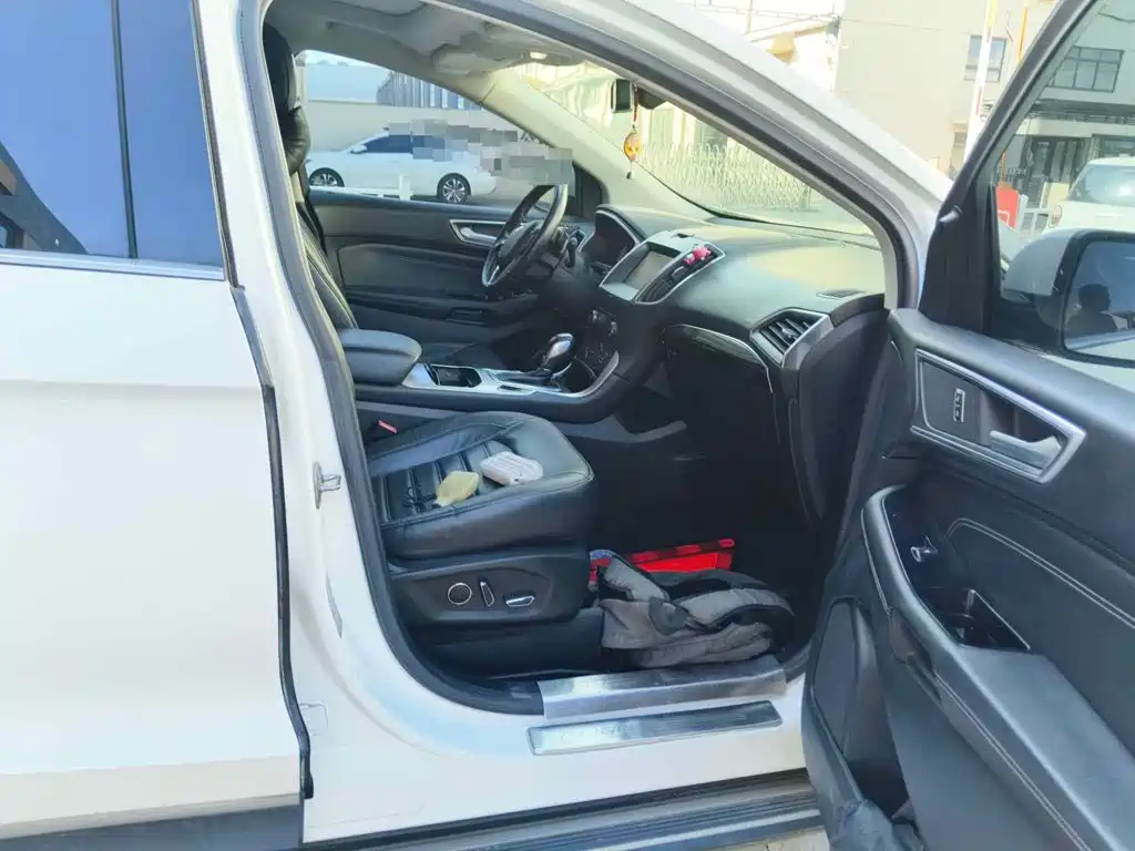 Фото 13 - Ford Edge