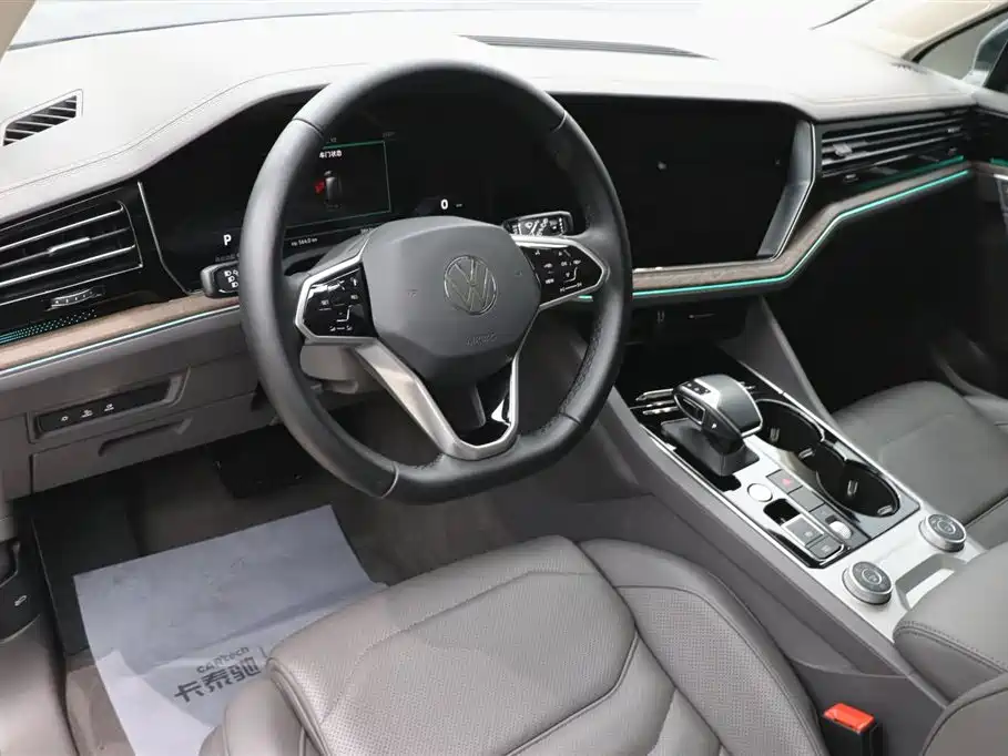 VOLKSWAGEN TOUAREG
