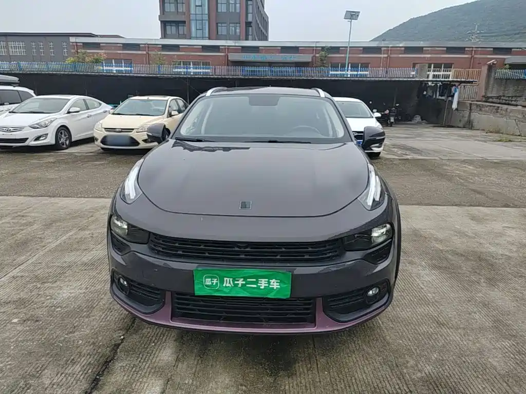 Фото 3 - Lynk & Co 02