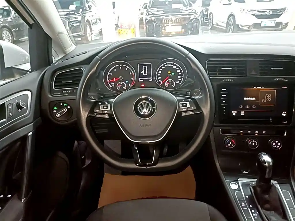 Volkswagen Golf 2020 Beloved Edition 200TSI DSG Comfort Progressive фото 11