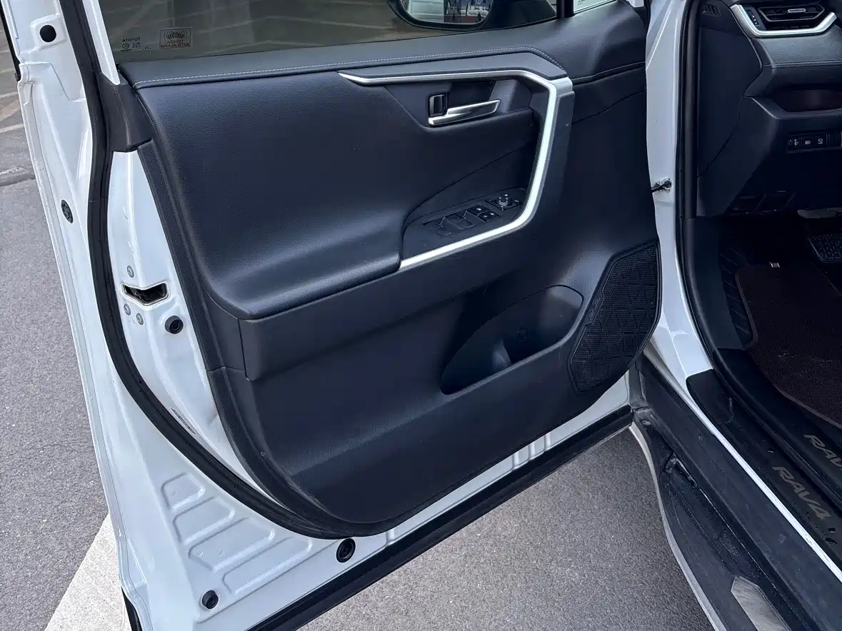 Toyota RAV4 Rongfang 2020 2.0L CVT 4WD Premium Edition фото 9