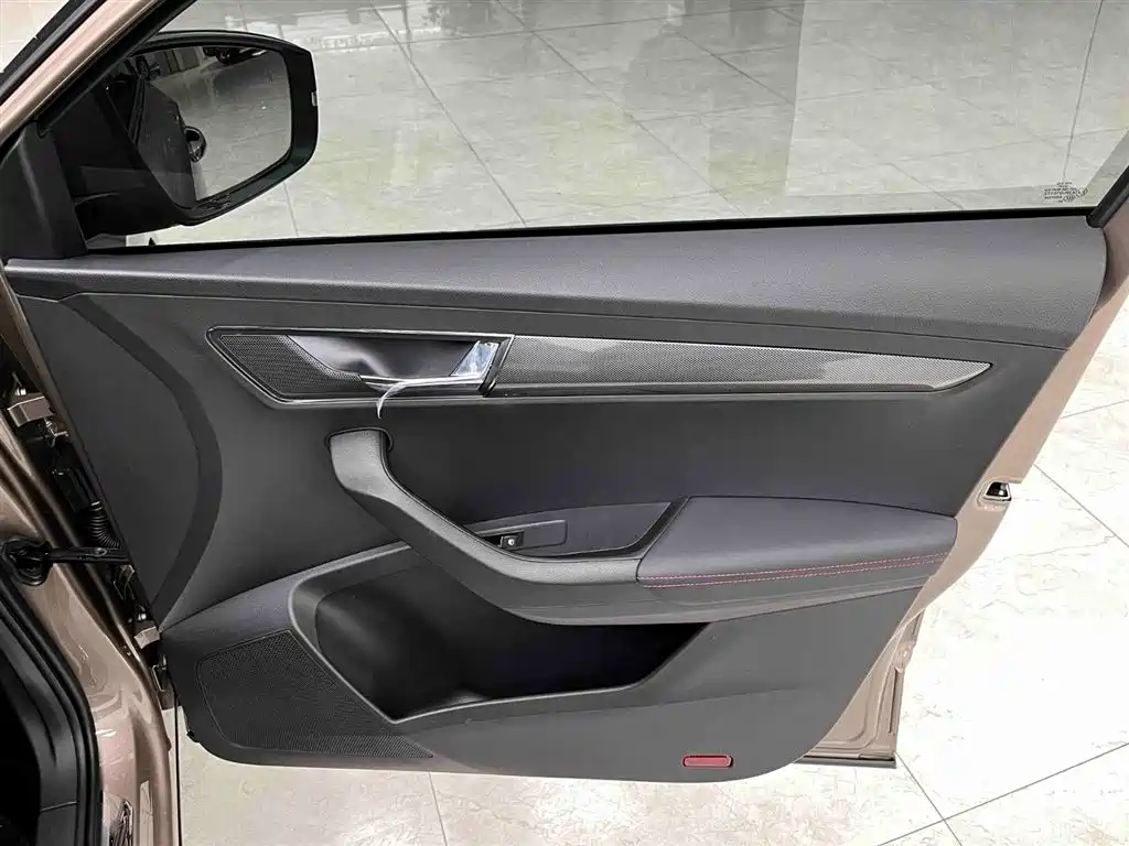 Škoda Karoq 2025 TSI280 Luxury Edition фото 12