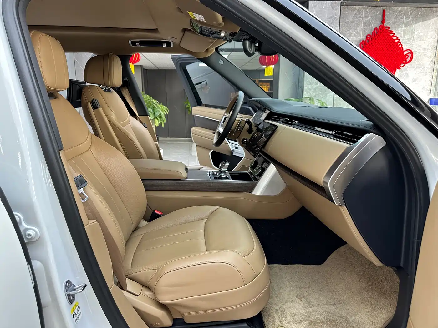 Land Rover Range Rover 2023 3.0 L6 400PS Golden Age Long Wheelbase фото 11