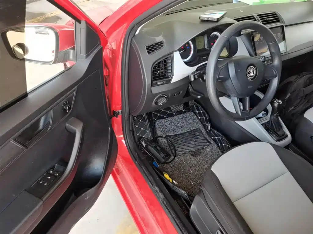 Škoda Fabia 2017 1.4L Auto Car Enjoy Edition фото 16