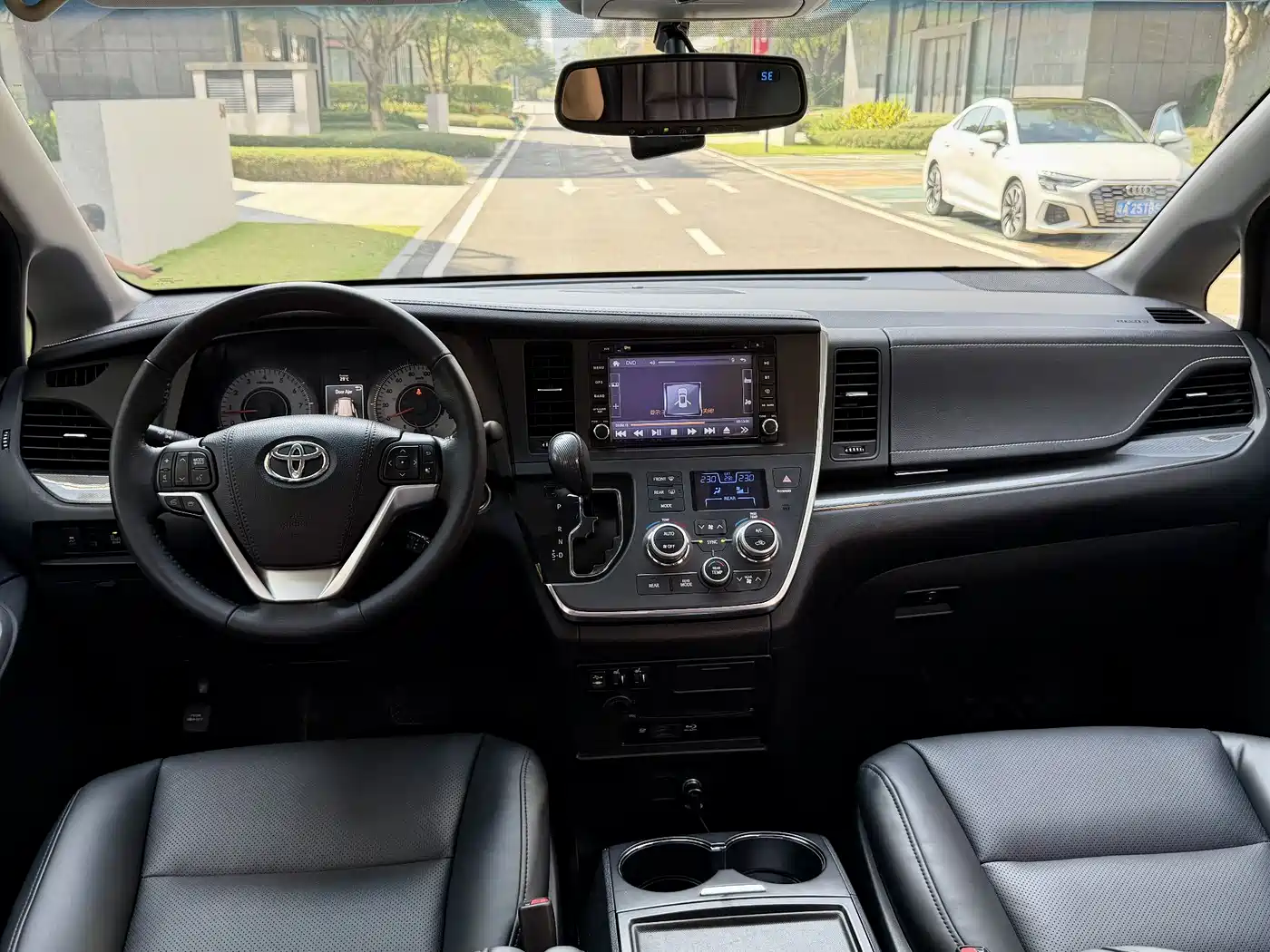 Toyota Sienna 2015 3.5L 2WD LE фото 26