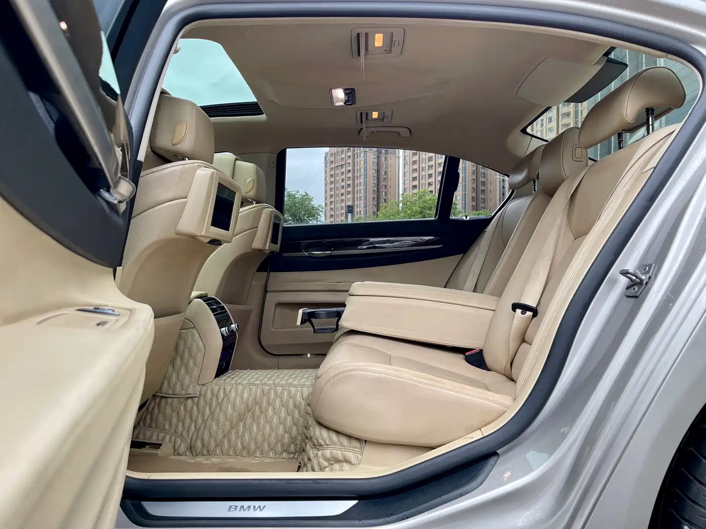 BMW 7 Series 2009 Model 740Li Leading Edition фото 11