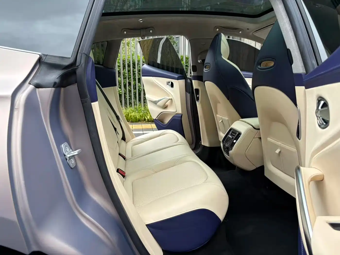 Aston Martin DBX 2021 2021 4.0T V8 Silk Road Splendor