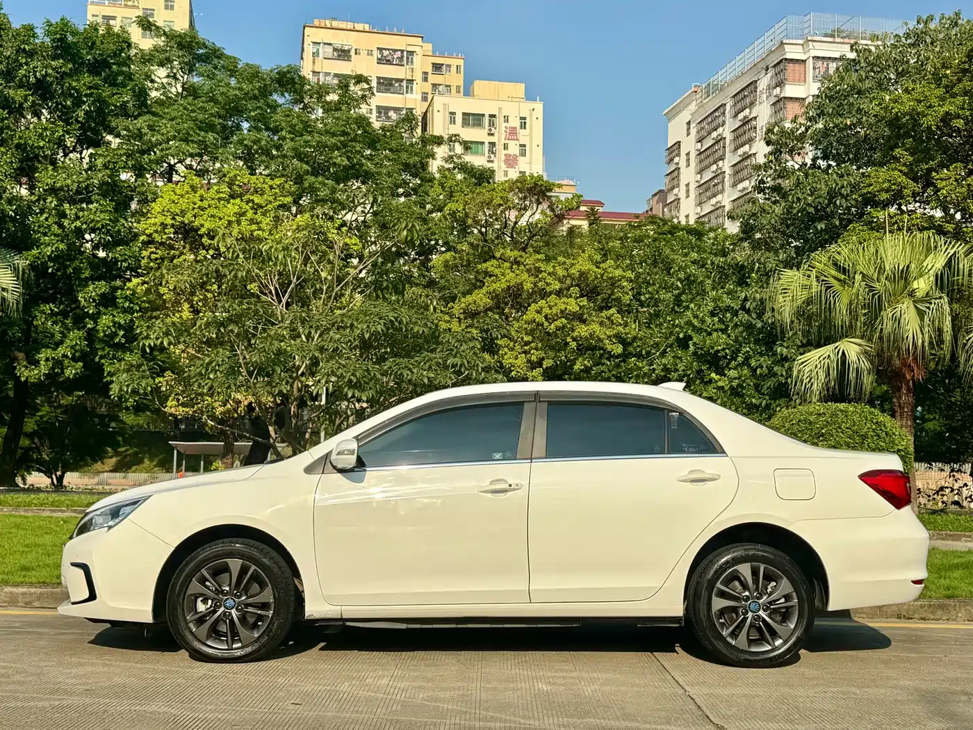 BYD Qin New Energy 2017 2017 1.5T Premium Model