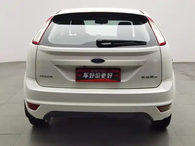 Ford Focus 2013 Hatchback Classic 1.8L Manual Base — фото 4