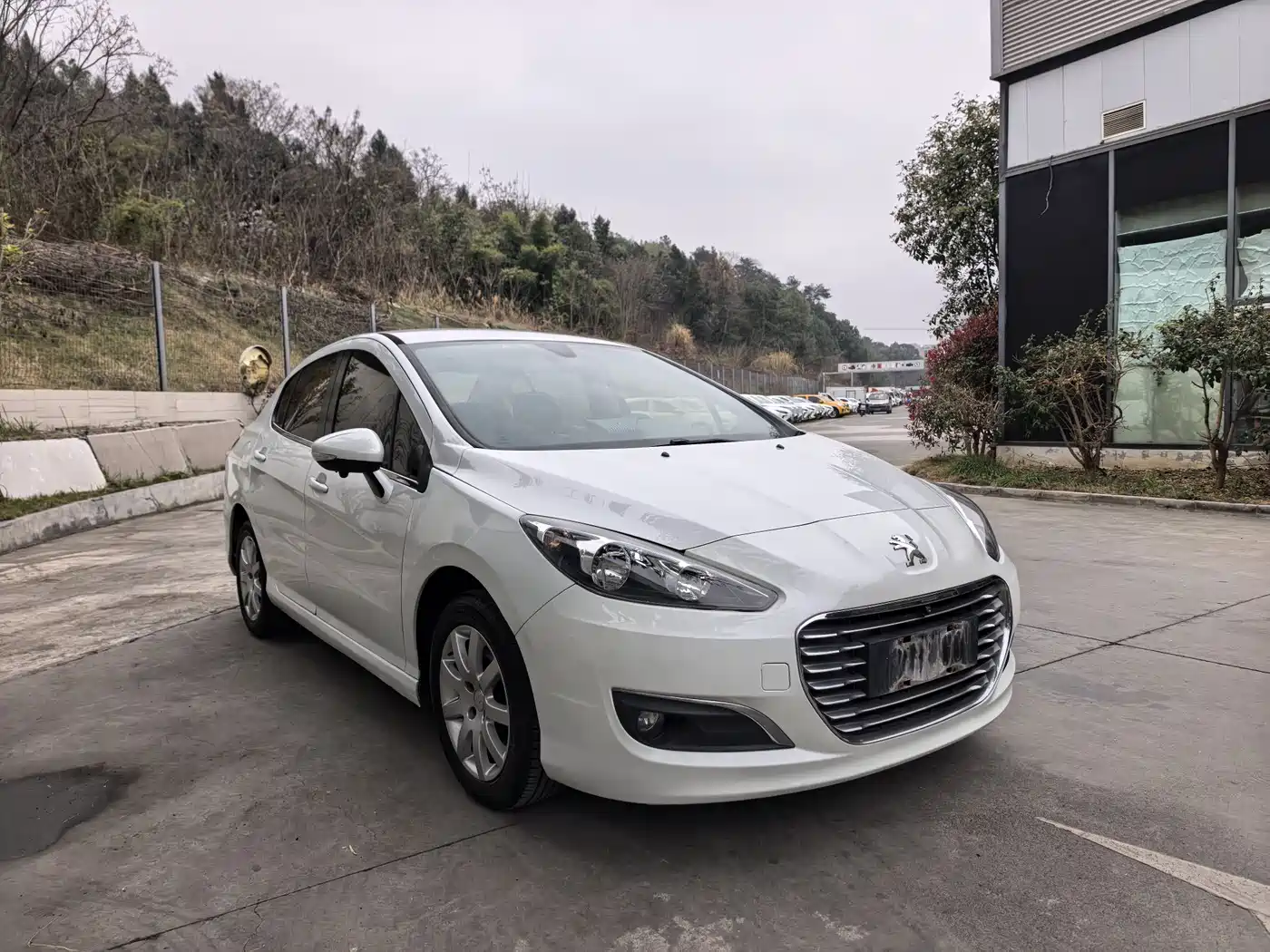 Peugeot 308 2014 Model Joy Edition Classic 1.6L Automatic Superior Style фото 3