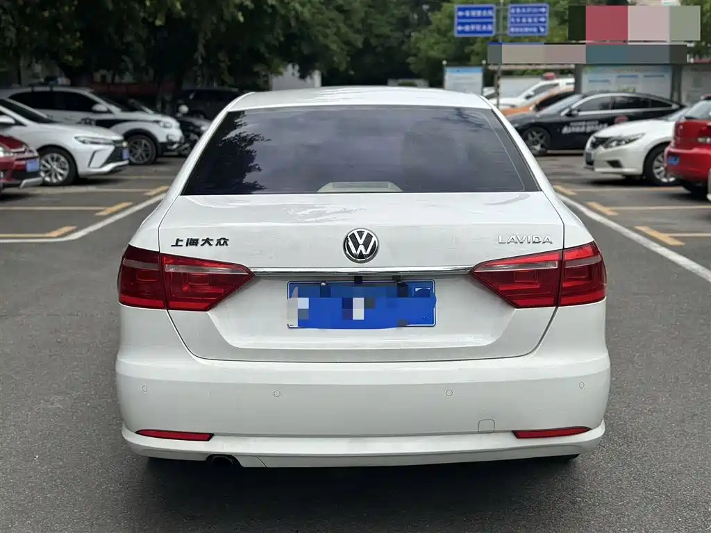 Volkswagen Lavida 2013 1.6L Automatic Comfort Edition фото 5
