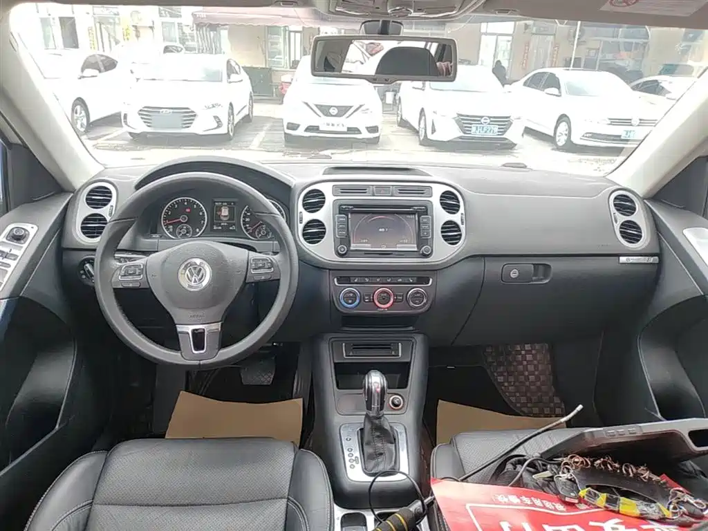 VOLKSWAGEN TIGUAN