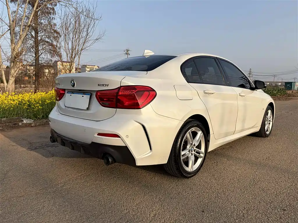 BMW 1 Series 2021 120i M Sport Shadow Edition фото 9