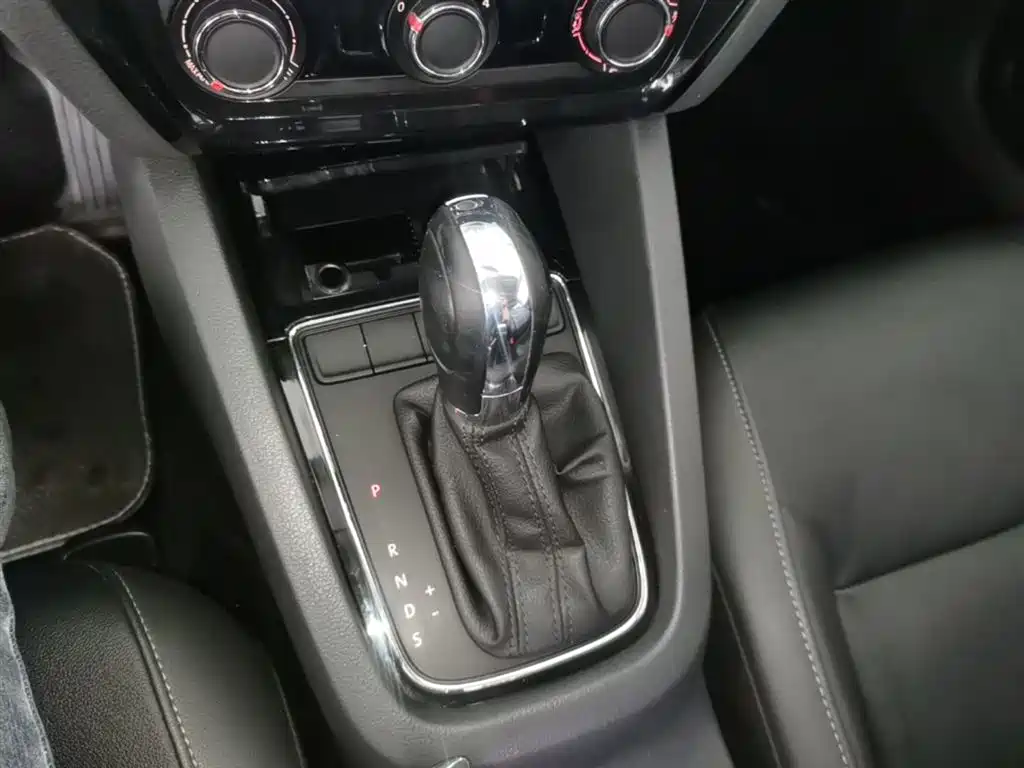 Volkswagen Sagitar 2015 1.6L Automatic Comfort фото 14