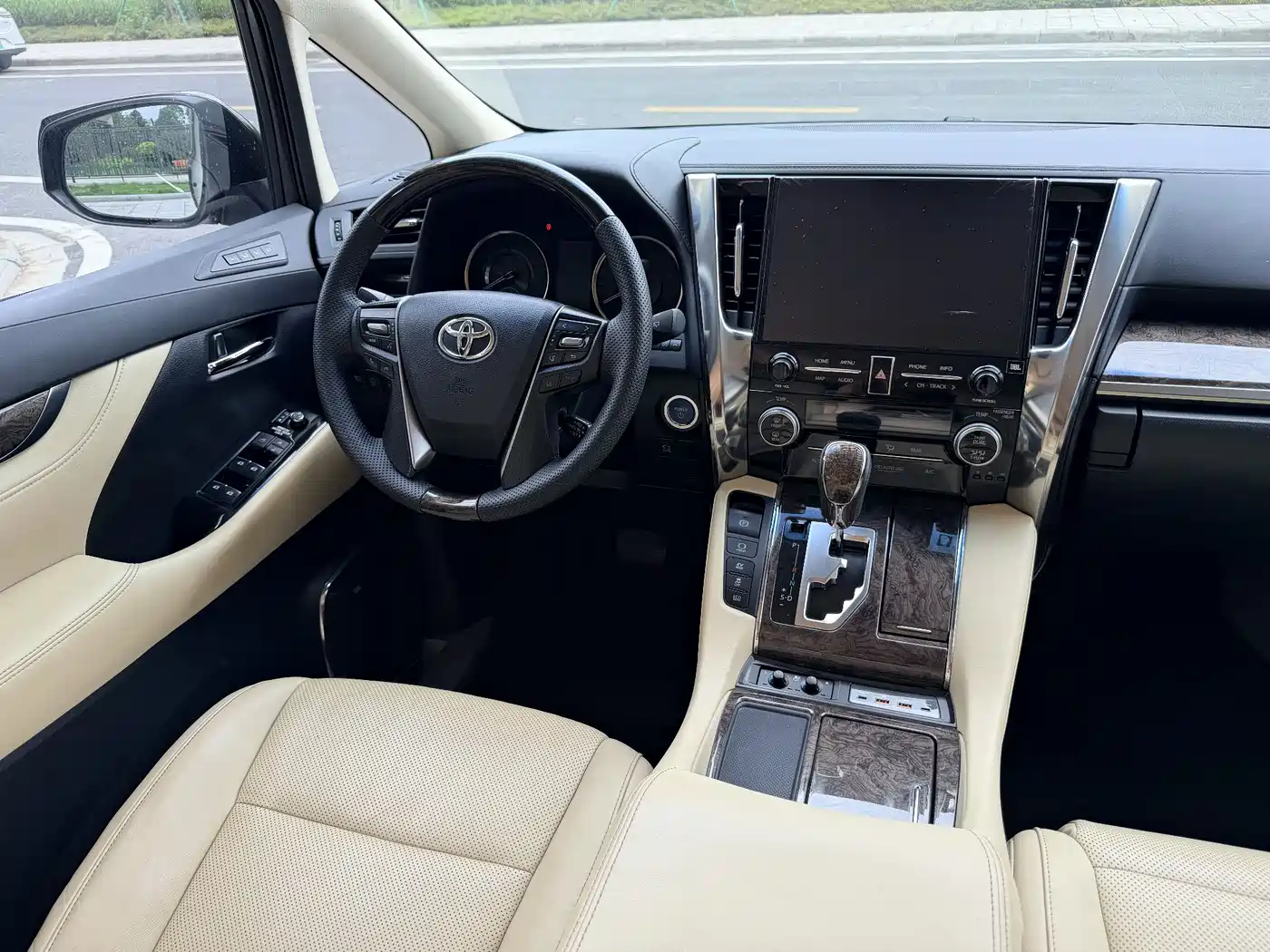 Toyota Vellfire 2020 Twin Engine 2.5L HV Premium Edition фото 7