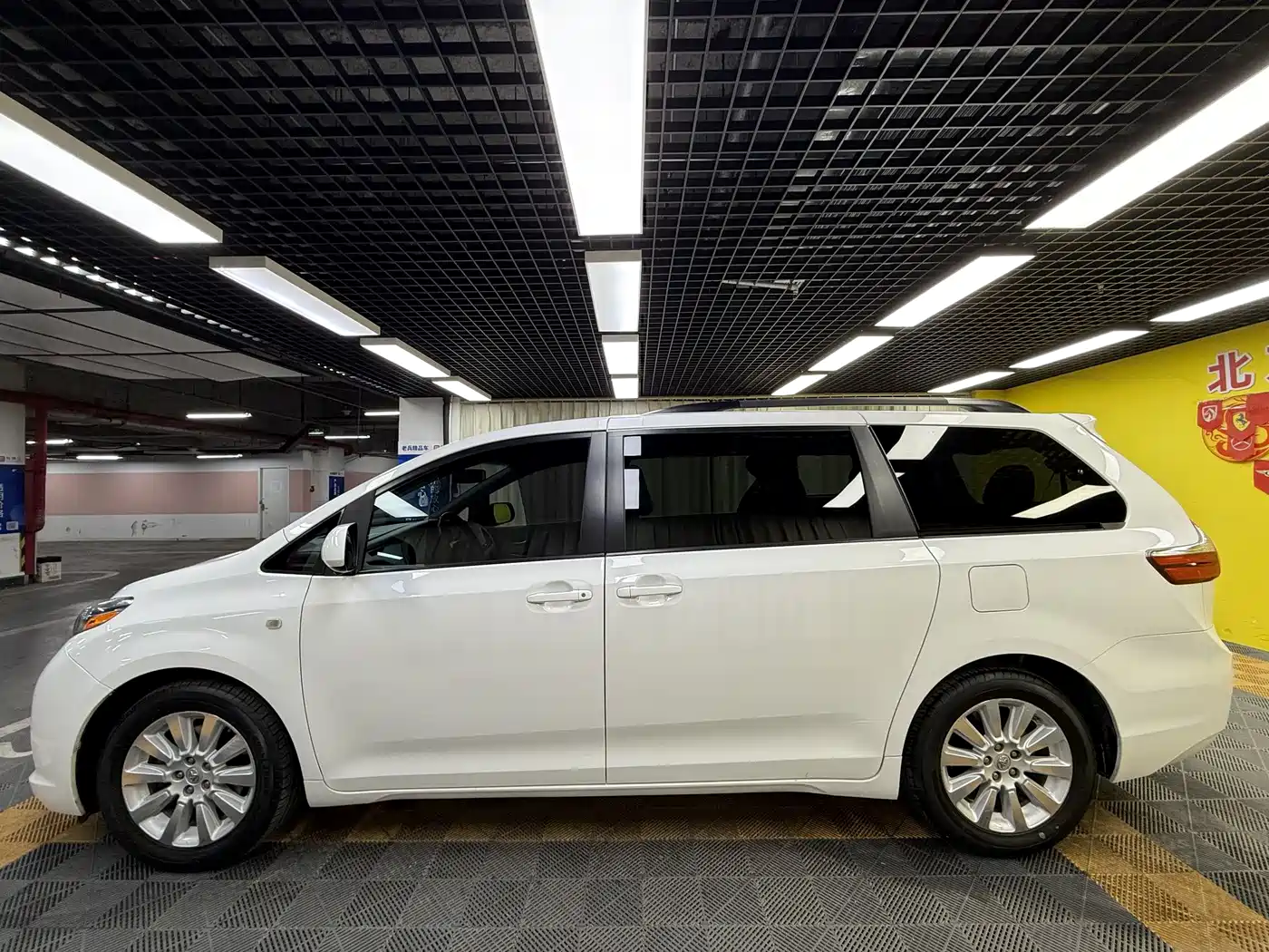 Toyota Sienna 2015 3.5L 4WD L фото 10