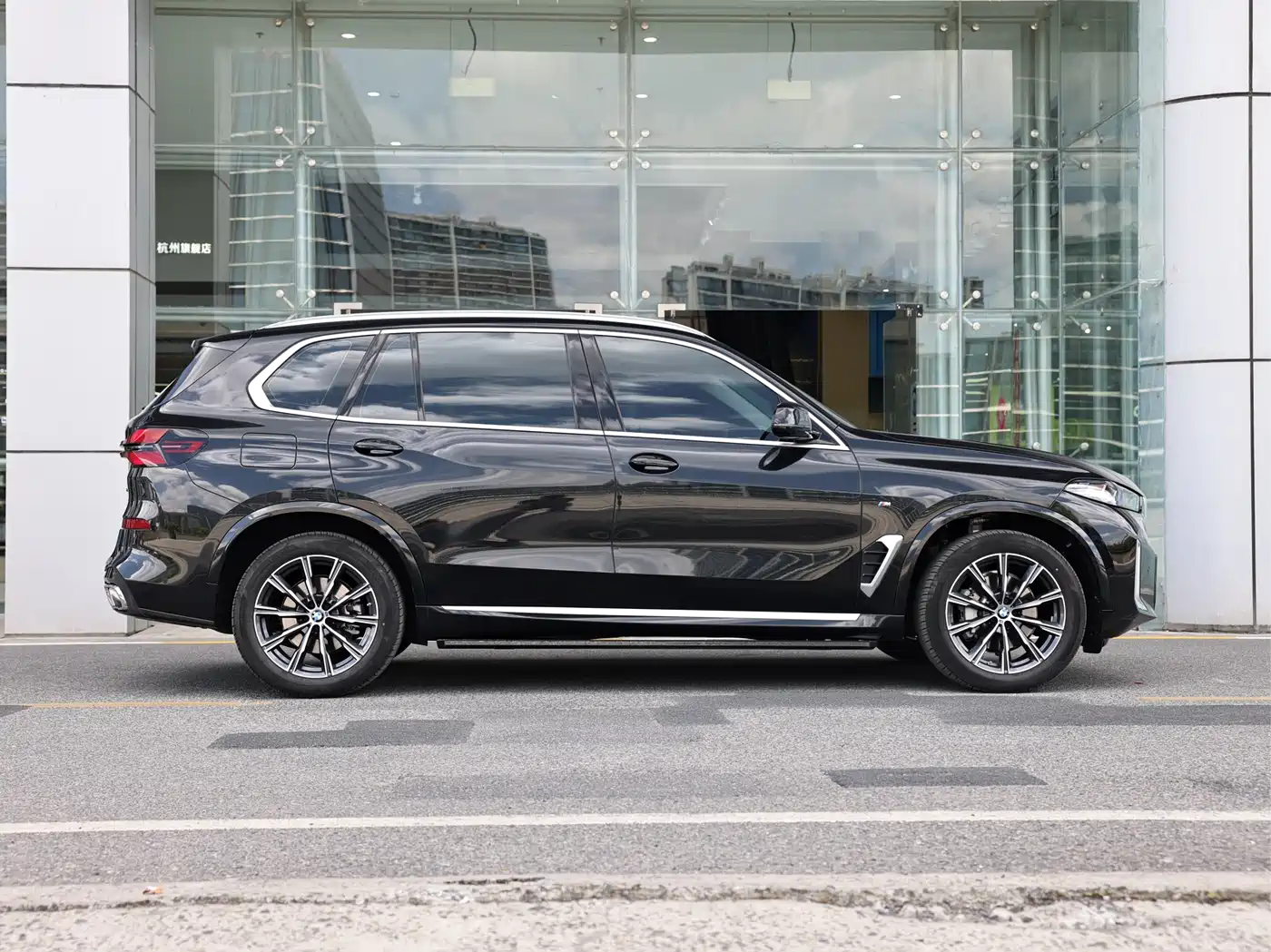 BMW X5 2025 Model xDrive 30Li M Sport Blackout Package фото 7