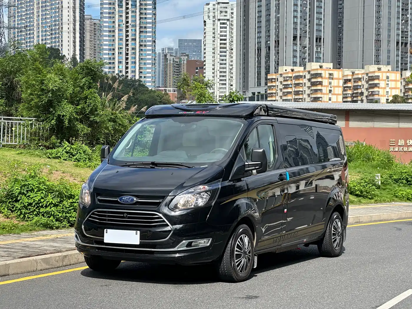 Ford Transit 2020 2.0T Gasoline Auto Multi-Purpose Commercial Vehicle Medium Wheelbase Low Roof Dual-Swing Doors China VI