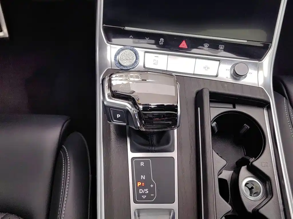 Фото 13 - Audi A6L
