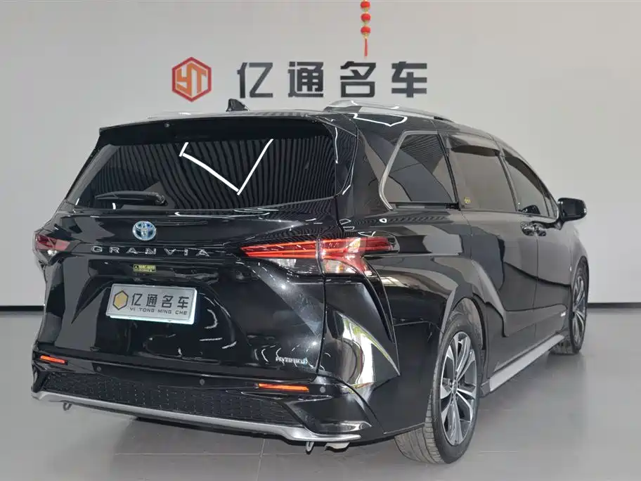Toyota Granvia 2023 2.5L Hybrid VIP Edition фото 17
