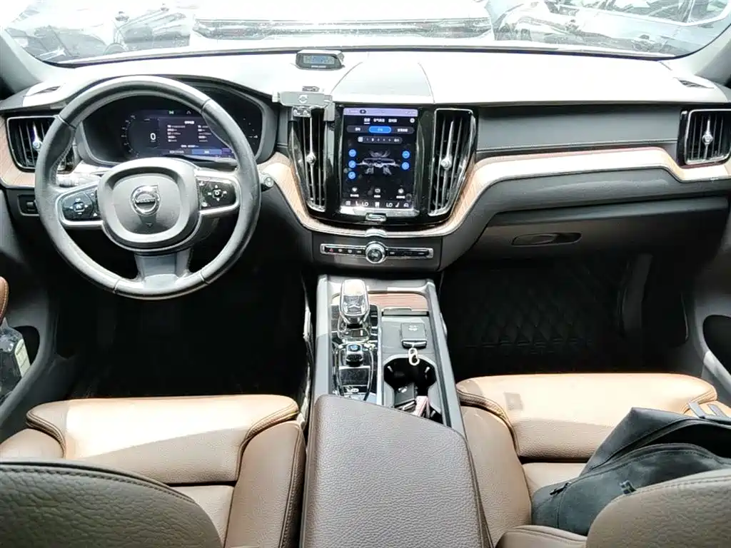 VOLVO XC60 PLUG-IN HYBRID