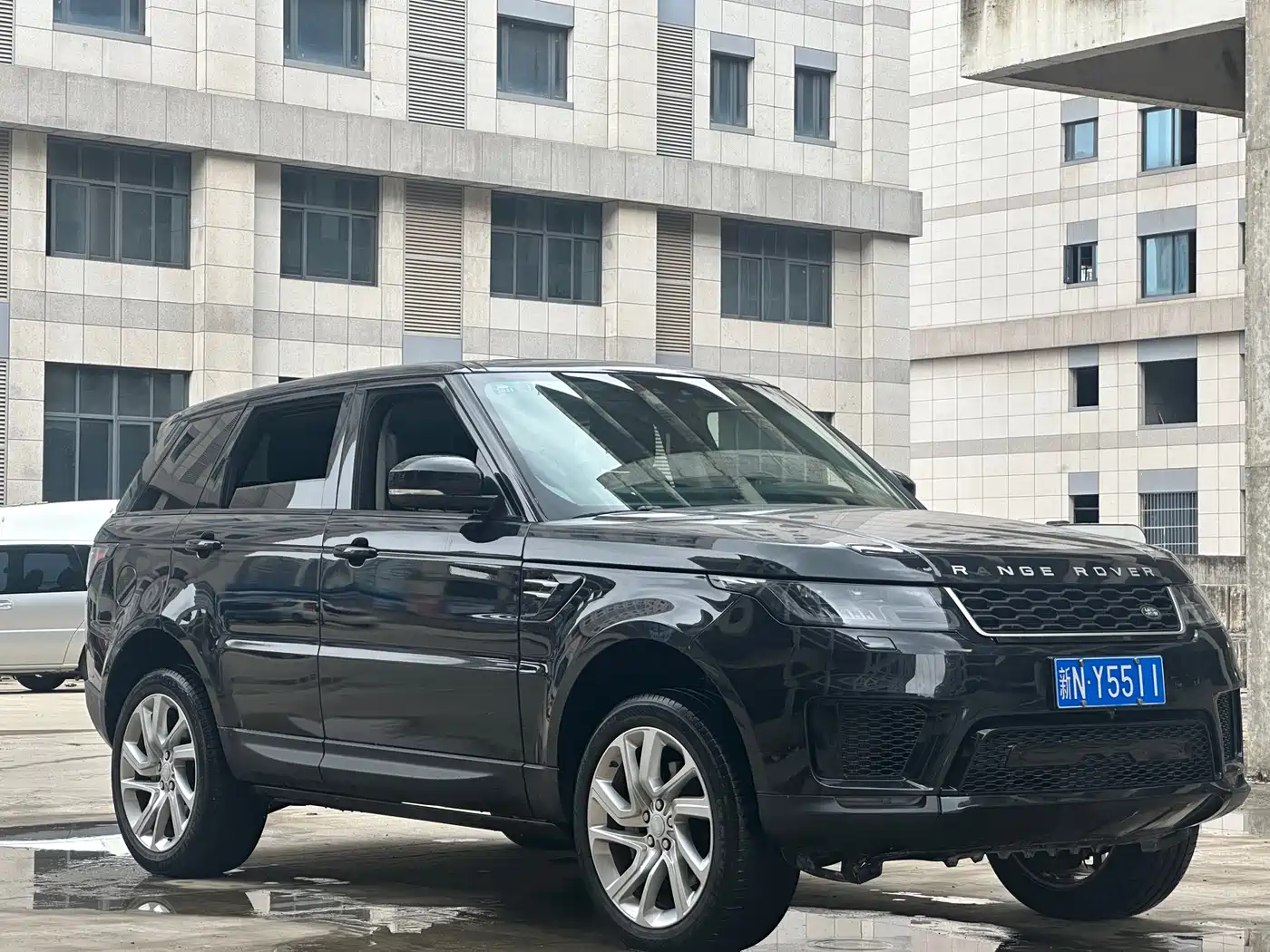 Land Rover Range Rover Sport 2019 3.0 SC V6 Special Edition фото 3